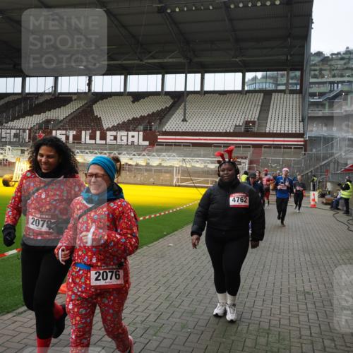 07.12.2025 - St. Pauli X-Mass-Run No. 15 Fabian Wolf http://msf.ph/oto/9397542 07.12.2025 10:45:54 Ziel 1041, 1715, 2076, 2079, 2080, 2089, 2218, 2324, 2326, 2423, 2733, 2734, 3835, 3838, 4616, 4619, 4620, 4762 meine-sportfotos.de