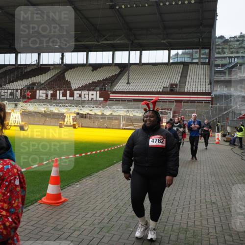 07.12.2025 - St. Pauli X-Mass-Run No. 15 Fabian Wolf http://msf.ph/oto/9397543 07.12.2025 10:45:55 Ziel 1041, 1715, 2076, 2079, 2080, 2089, 2218, 2324, 2326, 2423, 2733, 2734, 3835, 3838, 4616, 4619, 4620, 4762 meine-sportfotos.de