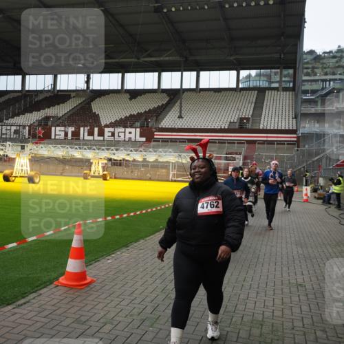 07.12.2025 - St. Pauli X-Mass-Run No. 15 Fabian Wolf http://msf.ph/oto/9397544 07.12.2025 10:45:55 Ziel 1041, 1715, 2076, 2079, 2080, 2089, 2218, 2324, 2326, 2423, 2733, 2734, 3835, 3838, 4616, 4619, 4620, 4762 meine-sportfotos.de