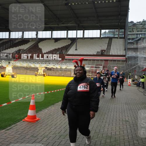 07.12.2025 - St. Pauli X-Mass-Run No. 15 Fabian Wolf http://msf.ph/oto/9397545 07.12.2025 10:45:55 Ziel 1041, 1715, 2076, 2079, 2080, 2089, 2218, 2324, 2326, 2423, 2733, 2734, 3835, 3838, 4616, 4619, 4620, 4762 meine-sportfotos.de