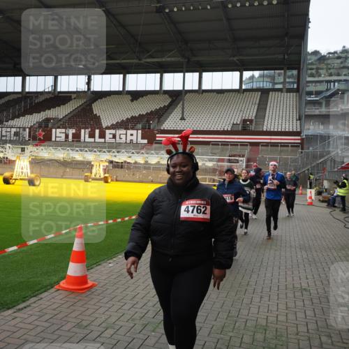 07.12.2025 - St. Pauli X-Mass-Run No. 15 Fabian Wolf http://msf.ph/oto/9397546 07.12.2025 10:45:55 Ziel 1041, 1715, 2076, 2079, 2080, 2089, 2218, 2324, 2326, 2423, 2733, 2734, 3835, 3838, 4616, 4619, 4620, 4762 meine-sportfotos.de