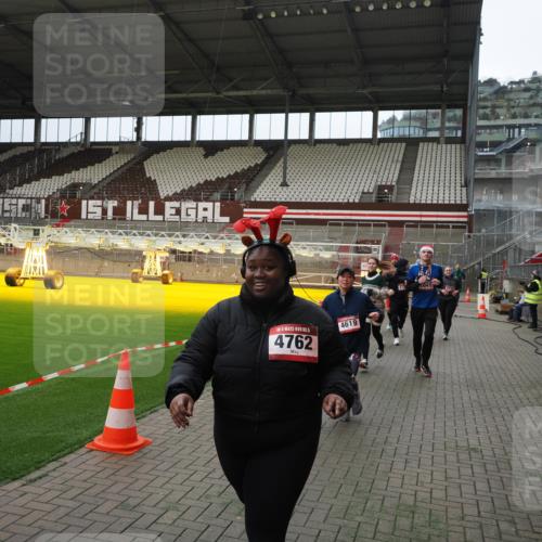 07.12.2025 - St. Pauli X-Mass-Run No. 15 Fabian Wolf http://msf.ph/oto/9397547 07.12.2025 10:45:55 Ziel 1041, 1715, 2076, 2079, 2080, 2089, 2218, 2324, 2326, 2423, 2733, 2734, 3835, 3838, 4616, 4619, 4620, 4762 meine-sportfotos.de