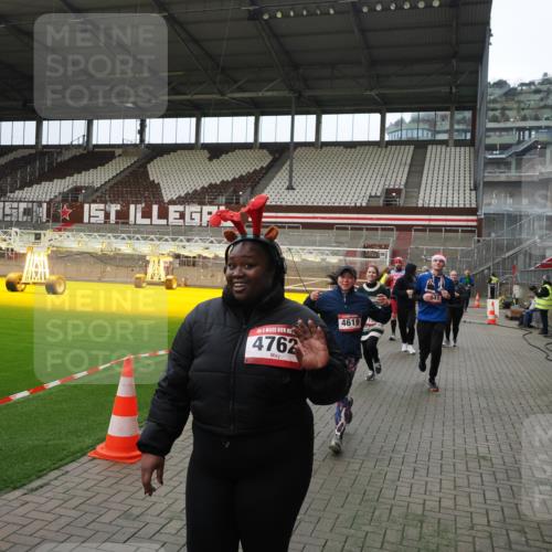 07.12.2025 - St. Pauli X-Mass-Run No. 15 Fabian Wolf http://msf.ph/oto/9397548 07.12.2025 10:45:56 Ziel 908, 1041, 1094, 1715, 2076, 2079, 2080, 2089, 2218, 2324, 2326, 2423, 2733, 2734, 3835, 3838, 4616, 4619, 4620, 4762 meine-sportfotos.de