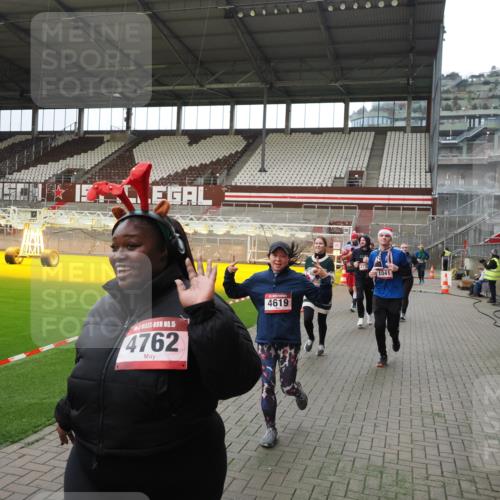07.12.2025 - St. Pauli X-Mass-Run No. 15 Fabian Wolf http://msf.ph/oto/9397550 07.12.2025 10:45:56 Ziel 908, 1041, 1094, 1715, 2076, 2079, 2080, 2089, 2218, 2324, 2326, 2423, 2733, 2734, 3835, 3838, 4616, 4619, 4620, 4762 meine-sportfotos.de
