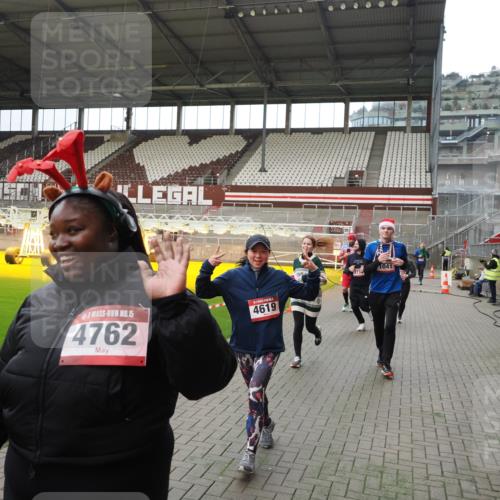 07.12.2025 - St. Pauli X-Mass-Run No. 15 Fabian Wolf http://msf.ph/oto/9397551 07.12.2025 10:45:56 Ziel 908, 1041, 1094, 1715, 2076, 2079, 2080, 2089, 2218, 2324, 2326, 2423, 2733, 2734, 3835, 3838, 4616, 4619, 4620, 4762 meine-sportfotos.de