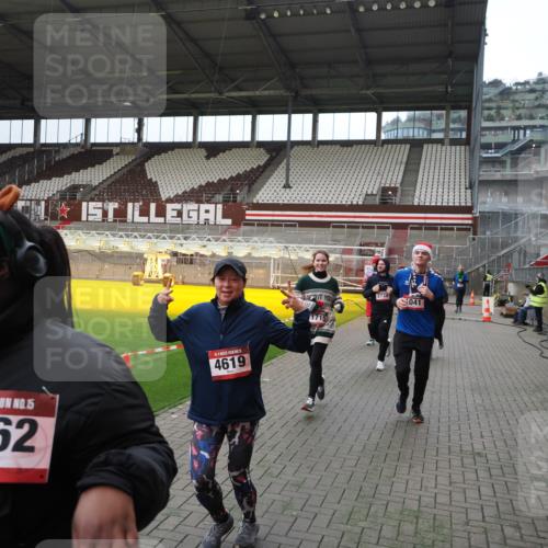 07.12.2025 - St. Pauli X-Mass-Run No. 15 Fabian Wolf http://msf.ph/oto/9397552 07.12.2025 10:45:56 Ziel 908, 1041, 1094, 1715, 2076, 2079, 2080, 2089, 2218, 2324, 2326, 2423, 2733, 2734, 3835, 3838, 4616, 4619, 4620, 4762 meine-sportfotos.de