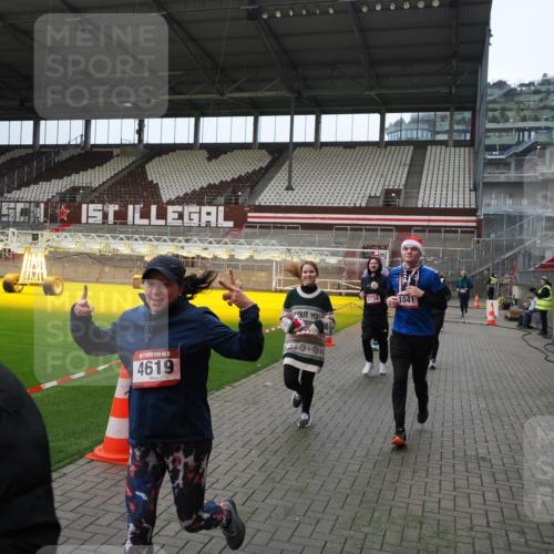 07.12.2025 - St. Pauli X-Mass-Run No. 15 Fabian Wolf http://msf.ph/oto/9397553 07.12.2025 10:45:57 Ziel 908, 1041, 1094, 1715, 2076, 2079, 2080, 2089, 2218, 2324, 2326, 2423, 2733, 2734, 3835, 3838, 4616, 4619, 4620, 4762 meine-sportfotos.de
