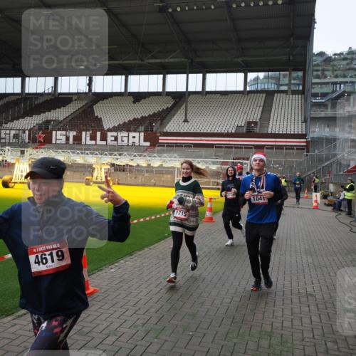 07.12.2025 - St. Pauli X-Mass-Run No. 15 Fabian Wolf http://msf.ph/oto/9397554 07.12.2025 10:45:57 Ziel 908, 1041, 1094, 1715, 2076, 2079, 2080, 2089, 2218, 2324, 2326, 2423, 2733, 2734, 3835, 3838, 4616, 4619, 4620, 4762 meine-sportfotos.de