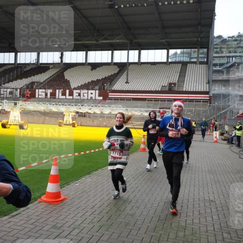 07.12.2025 - St. Pauli X-Mass-Run No. 15 Fabian Wolf http://msf.ph/oto/9397555 07.12.2025 10:45:57 Ziel 908, 1041, 1094, 1715, 2076, 2079, 2080, 2089, 2218, 2324, 2326, 2423, 2733, 2734, 3835, 3838, 4616, 4619, 4620, 4762 meine-sportfotos.de