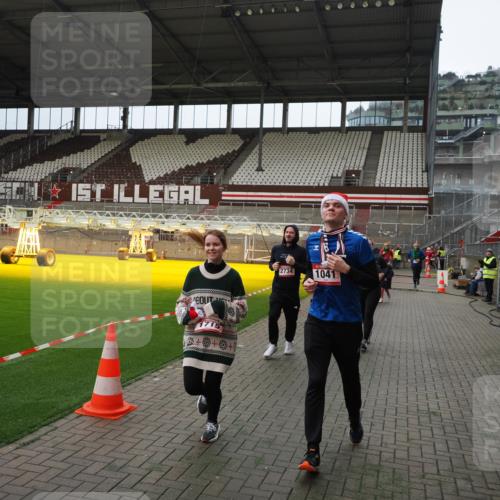07.12.2025 - St. Pauli X-Mass-Run No. 15 Fabian Wolf http://msf.ph/oto/9397556 07.12.2025 10:45:57 Ziel 908, 1041, 1094, 1715, 2076, 2079, 2080, 2089, 2218, 2324, 2326, 2423, 2733, 2734, 3835, 3838, 4616, 4619, 4620, 4762 meine-sportfotos.de