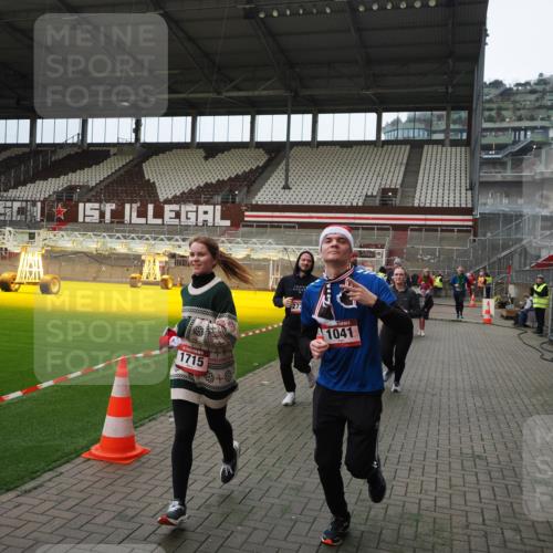 07.12.2025 - St. Pauli X-Mass-Run No. 15 Fabian Wolf http://msf.ph/oto/9397557 07.12.2025 10:45:58 Ziel 908, 1041, 1094, 1715, 2076, 2079, 2080, 2089, 2218, 2324, 2326, 2423, 2733, 2734, 4616, 4619, 4620, 4762 meine-sportfotos.de