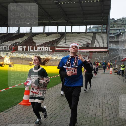 07.12.2025 - St. Pauli X-Mass-Run No. 15 Fabian Wolf http://msf.ph/oto/9397558 07.12.2025 10:45:58 Ziel 908, 1041, 1094, 1715, 2076, 2079, 2080, 2089, 2218, 2324, 2326, 2423, 2733, 2734, 4616, 4619, 4620, 4762 meine-sportfotos.de