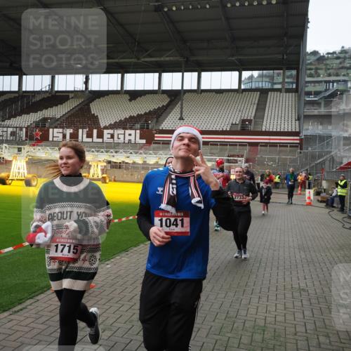 07.12.2025 - St. Pauli X-Mass-Run No. 15 Fabian Wolf http://msf.ph/oto/9397559 07.12.2025 10:45:58 Ziel 908, 1041, 1094, 1715, 2076, 2079, 2080, 2089, 2218, 2324, 2326, 2423, 2733, 2734, 4616, 4619, 4620, 4762 meine-sportfotos.de