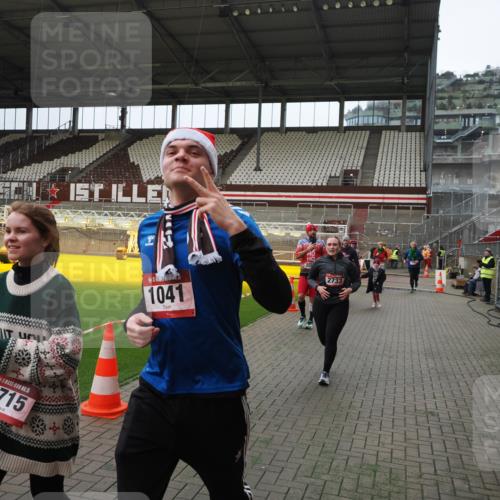 07.12.2025 - St. Pauli X-Mass-Run No. 15 Fabian Wolf http://msf.ph/oto/9397560 07.12.2025 10:45:58 Ziel 908, 1041, 1094, 1715, 2076, 2079, 2080, 2089, 2218, 2324, 2326, 2423, 2733, 2734, 4616, 4619, 4620, 4762 meine-sportfotos.de