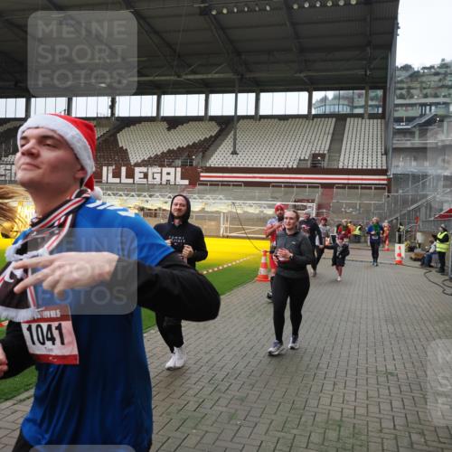 07.12.2025 - St. Pauli X-Mass-Run No. 15 Fabian Wolf http://msf.ph/oto/9397561 07.12.2025 10:45:58 Ziel 908, 1041, 1094, 1715, 2076, 2079, 2080, 2089, 2218, 2324, 2326, 2423, 2733, 2734, 4616, 4619, 4620, 4762 meine-sportfotos.de