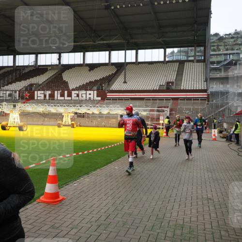 07.12.2025 - St. Pauli X-Mass-Run No. 15 Fabian Wolf http://msf.ph/oto/9397567 07.12.2025 10:46:00 Ziel 908, 1041, 1094, 1715, 2076, 2079, 2080, 2089, 2423, 2733, 2734, 4616, 4619, 4620 meine-sportfotos.de