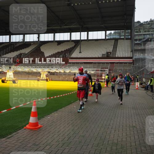 07.12.2025 - St. Pauli X-Mass-Run No. 15 Fabian Wolf http://msf.ph/oto/9397568 07.12.2025 10:46:00 Ziel 908, 1041, 1094, 1715, 2076, 2079, 2080, 2089, 2423, 2733, 2734, 4616, 4619, 4620 meine-sportfotos.de