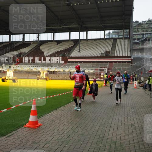 07.12.2025 - St. Pauli X-Mass-Run No. 15 Fabian Wolf http://msf.ph/oto/9397569 07.12.2025 10:46:00 Ziel 908, 1041, 1094, 1715, 2076, 2079, 2080, 2089, 2423, 2733, 2734, 4616, 4619, 4620 meine-sportfotos.de
