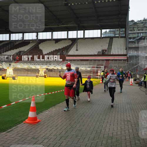 07.12.2025 - St. Pauli X-Mass-Run No. 15 Fabian Wolf http://msf.ph/oto/9397571 07.12.2025 10:46:01 Ziel 908, 1041, 1094, 1715, 2076, 2079, 2080, 2089, 2423, 2733, 2734, 4616, 4619, 4620 meine-sportfotos.de
