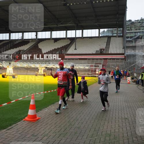 07.12.2025 - St. Pauli X-Mass-Run No. 15 Fabian Wolf http://msf.ph/oto/9397572 07.12.2025 10:46:01 Ziel 908, 1041, 1094, 1715, 2076, 2079, 2080, 2089, 2423, 2733, 2734, 4616, 4619, 4620 meine-sportfotos.de