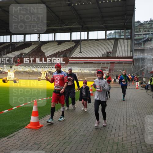 07.12.2025 - St. Pauli X-Mass-Run No. 15 Fabian Wolf http://msf.ph/oto/9397574 07.12.2025 10:46:02 Ziel 178, 183, 908, 1041, 1094, 1715, 1955, 2076, 2079, 2080, 2089, 2334, 2423, 2733, 2734, 4616, 4619, 4620 meine-sportfotos.de