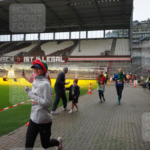 07.12.2025 - St. Pauli X-Mass-Run No. 15 Fabian Wolf http://msf.ph/oto/9397578 07.12.2025 10:46:02 Ziel 178, 183, 908, 1041, 1094, 1715, 1955, 2076, 2079, 2080, 2089, 2334, 2423, 2733, 2734, 4616, 4619, 4620 meine-sportfotos.de