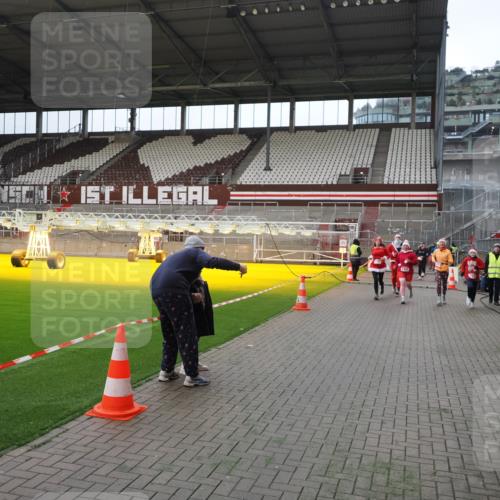 07.12.2025 - St. Pauli X-Mass-Run No. 15 Fabian Wolf http://msf.ph/oto/9397591 07.12.2025 10:46:06 Ziel 38, 41, 162, 178, 183, 908, 1041, 1094, 1715, 1955, 2080, 2216, 2334, 2423, 2574, 2733, 2734, 4616, 4619, 4620 meine-sportfotos.de