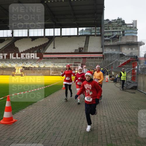 07.12.2025 - St. Pauli X-Mass-Run No. 15 Fabian Wolf http://msf.ph/oto/9397595 07.12.2025 10:46:09 Ziel 38, 41, 162, 178, 183, 908, 1041, 1094, 1715, 1955, 2080, 2082, 2216, 2334, 2423, 2574, 2733, 2734 meine-sportfotos.de