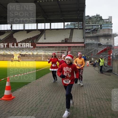 07.12.2025 - St. Pauli X-Mass-Run No. 15 Fabian Wolf http://msf.ph/oto/9397596 07.12.2025 10:46:09 Ziel 38, 41, 162, 178, 183, 908, 1041, 1094, 1715, 1955, 2080, 2082, 2216, 2334, 2423, 2574, 2733, 2734 meine-sportfotos.de