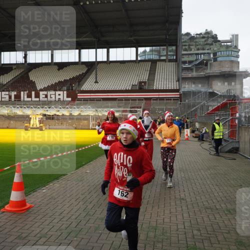 07.12.2025 - St. Pauli X-Mass-Run No. 15 Fabian Wolf http://msf.ph/oto/9397597 07.12.2025 10:46:09 Ziel 38, 41, 162, 178, 183, 908, 1041, 1094, 1715, 1955, 2080, 2082, 2216, 2334, 2423, 2574, 2733, 2734 meine-sportfotos.de