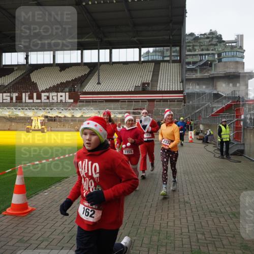 07.12.2025 - St. Pauli X-Mass-Run No. 15 Fabian Wolf http://msf.ph/oto/9397598 07.12.2025 10:46:09 Ziel 38, 41, 162, 178, 183, 908, 1041, 1094, 1715, 1955, 2080, 2082, 2216, 2334, 2423, 2574, 2733, 2734 meine-sportfotos.de