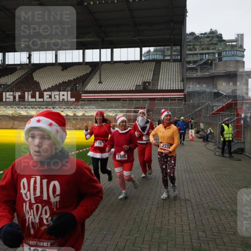 07.12.2025 - St. Pauli X-Mass-Run No. 15 Fabian Wolf http://msf.ph/oto/9397599 07.12.2025 10:46:09 Ziel 38, 41, 162, 178, 183, 908, 1041, 1094, 1715, 1955, 2080, 2082, 2216, 2334, 2423, 2574, 2733, 2734 meine-sportfotos.de