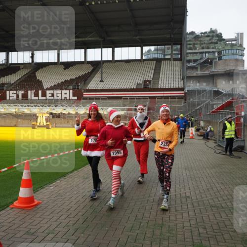 07.12.2025 - St. Pauli X-Mass-Run No. 15 Fabian Wolf http://msf.ph/oto/9397600 07.12.2025 10:46:10 Ziel 38, 41, 162, 168, 178, 183, 908, 1094, 1955, 2080, 2082, 2216, 2334, 2423, 2574, 2733, 2734 meine-sportfotos.de