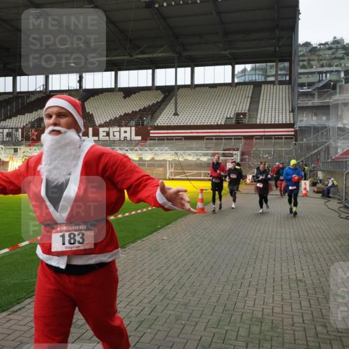 07.12.2025 - St. Pauli X-Mass-Run No. 15 Fabian Wolf http://msf.ph/oto/9397609 07.12.2025 10:46:11 Ziel 38, 41, 162, 168, 178, 183, 908, 1094, 1955, 2082, 2216, 2334, 2423, 2574, 2733, 2734 meine-sportfotos.de