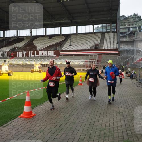 07.12.2025 - St. Pauli X-Mass-Run No. 15 Fabian Wolf http://msf.ph/oto/9397613 07.12.2025 10:46:14 Ziel 38, 41, 153, 162, 168, 178, 183, 908, 914, 917, 1094, 1955, 2082, 2216, 2334, 2574, 4589 meine-sportfotos.de