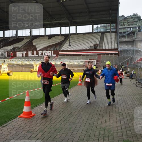 07.12.2025 - St. Pauli X-Mass-Run No. 15 Fabian Wolf http://msf.ph/oto/9397614 07.12.2025 10:46:14 Ziel 38, 41, 153, 162, 168, 178, 183, 908, 914, 917, 1094, 1955, 2082, 2216, 2334, 2574, 4589 meine-sportfotos.de