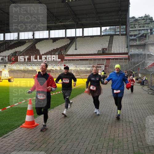 07.12.2025 - St. Pauli X-Mass-Run No. 15 Fabian Wolf http://msf.ph/oto/9397615 07.12.2025 10:46:14 Ziel 38, 41, 153, 162, 168, 178, 183, 908, 914, 917, 1094, 1955, 2082, 2216, 2334, 2574, 4589 meine-sportfotos.de