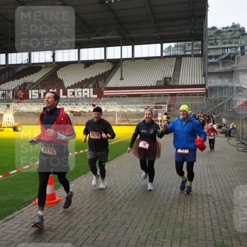 07.12.2025 - St. Pauli X-Mass-Run No. 15 Fabian Wolf http://msf.ph/oto/9397616 07.12.2025 10:46:14 Ziel 38, 41, 153, 162, 168, 178, 183, 908, 914, 917, 1094, 1955, 2082, 2216, 2334, 2574, 4589 meine-sportfotos.de