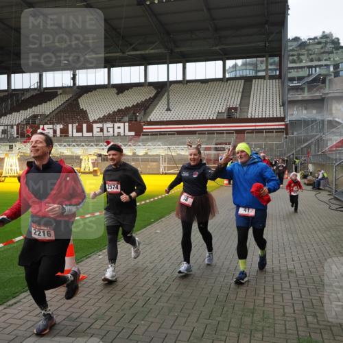 07.12.2025 - St. Pauli X-Mass-Run No. 15 Fabian Wolf http://msf.ph/oto/9397617 07.12.2025 10:46:15 Ziel 38, 41, 153, 162, 168, 178, 183, 908, 914, 917, 1094, 1955, 2082, 2216, 2303, 2306, 2334, 2574, 4589 meine-sportfotos.de