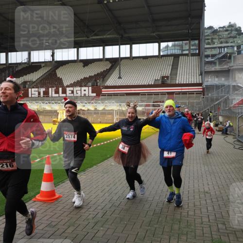 07.12.2025 - St. Pauli X-Mass-Run No. 15 Fabian Wolf http://msf.ph/oto/9397618 07.12.2025 10:46:15 Ziel 38, 41, 153, 162, 168, 178, 183, 908, 914, 917, 1094, 1955, 2082, 2216, 2303, 2306, 2334, 2574, 4589 meine-sportfotos.de
