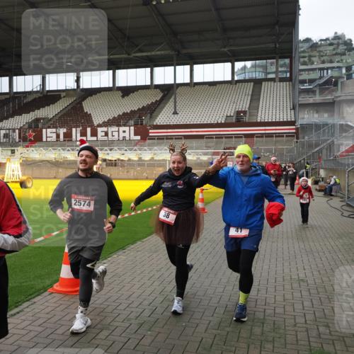 07.12.2025 - St. Pauli X-Mass-Run No. 15 Fabian Wolf http://msf.ph/oto/9397619 07.12.2025 10:46:15 Ziel 38, 41, 153, 162, 168, 178, 183, 908, 914, 917, 1094, 1955, 2082, 2216, 2303, 2306, 2334, 2574, 4589 meine-sportfotos.de