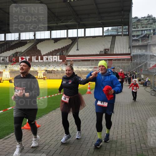 07.12.2025 - St. Pauli X-Mass-Run No. 15 Fabian Wolf http://msf.ph/oto/9397620 07.12.2025 10:46:15 Ziel 38, 41, 153, 162, 168, 178, 183, 908, 914, 917, 1094, 1955, 2082, 2216, 2303, 2306, 2334, 2574, 4589 meine-sportfotos.de