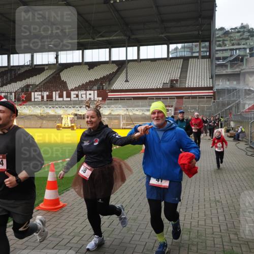 07.12.2025 - St. Pauli X-Mass-Run No. 15 Fabian Wolf http://msf.ph/oto/9397621 07.12.2025 10:46:15 Ziel 38, 41, 153, 162, 168, 178, 183, 908, 914, 917, 1094, 1955, 2082, 2216, 2303, 2306, 2334, 2574, 4589 meine-sportfotos.de