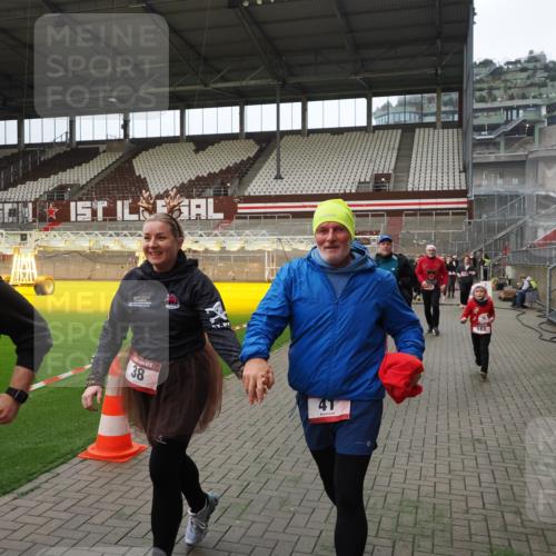 07.12.2025 - St. Pauli X-Mass-Run No. 15 Fabian Wolf http://msf.ph/oto/9397622 07.12.2025 10:46:16 Ziel 38, 41, 153, 162, 168, 178, 183, 908, 914, 917, 1094, 1955, 2082, 2216, 2303, 2306, 2334, 2574, 4589 meine-sportfotos.de