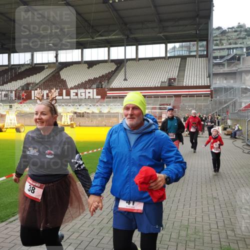 07.12.2025 - St. Pauli X-Mass-Run No. 15 Fabian Wolf http://msf.ph/oto/9397623 07.12.2025 10:46:16 Ziel 38, 41, 153, 162, 168, 178, 183, 908, 914, 917, 1094, 1955, 2082, 2216, 2303, 2306, 2334, 2574, 4589 meine-sportfotos.de