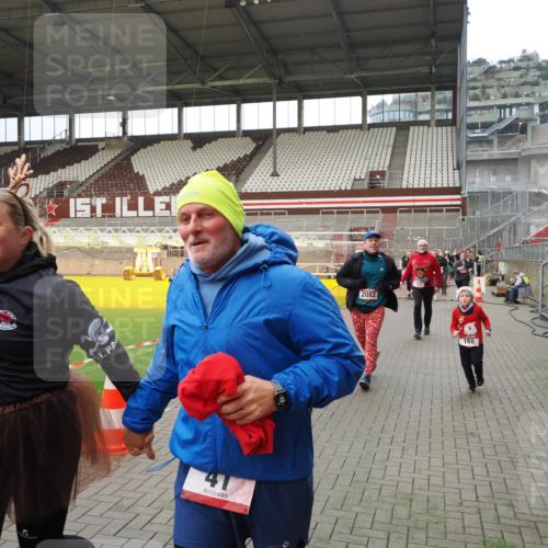 07.12.2025 - St. Pauli X-Mass-Run No. 15 Fabian Wolf http://msf.ph/oto/9397624 07.12.2025 10:46:16 Ziel 38, 41, 153, 162, 168, 178, 183, 908, 914, 917, 1094, 1955, 2082, 2216, 2303, 2306, 2334, 2574, 4589 meine-sportfotos.de