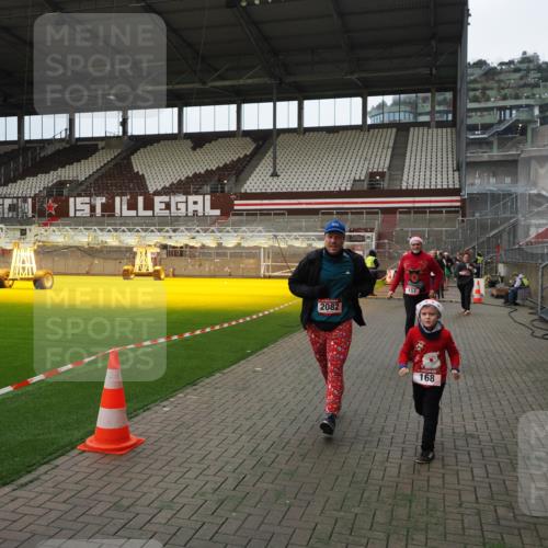 07.12.2025 - St. Pauli X-Mass-Run No. 15 Fabian Wolf http://msf.ph/oto/9397626 07.12.2025 10:46:17 Ziel 38, 41, 153, 162, 168, 178, 183, 914, 917, 1040, 1955, 2082, 2216, 2303, 2306, 2334, 2574, 2960, 4589 meine-sportfotos.de