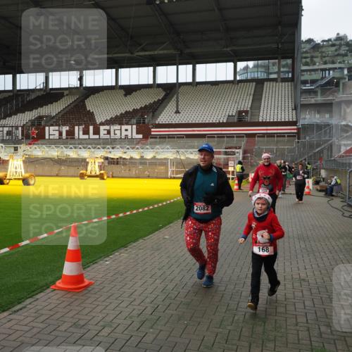 07.12.2025 - St. Pauli X-Mass-Run No. 15 Fabian Wolf http://msf.ph/oto/9397627 07.12.2025 10:46:17 Ziel 38, 41, 153, 162, 168, 178, 183, 914, 917, 1040, 1955, 2082, 2216, 2303, 2306, 2334, 2574, 2960, 4589 meine-sportfotos.de