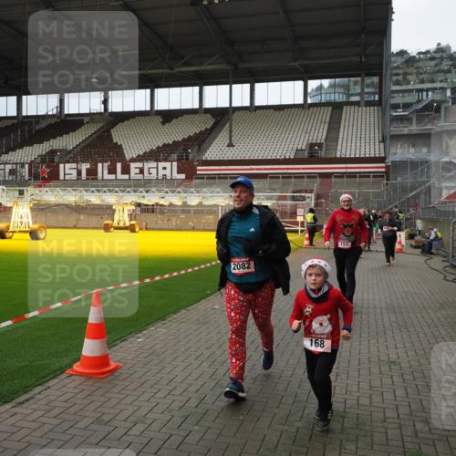 07.12.2025 - St. Pauli X-Mass-Run No. 15 Fabian Wolf http://msf.ph/oto/9397628 07.12.2025 10:46:17 Ziel 38, 41, 153, 162, 168, 178, 183, 914, 917, 1040, 1955, 2082, 2216, 2303, 2306, 2334, 2574, 2960, 4589 meine-sportfotos.de