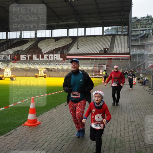 07.12.2025 - St. Pauli X-Mass-Run No. 15 Fabian Wolf http://msf.ph/oto/9397629 07.12.2025 10:46:17 Ziel 38, 41, 153, 162, 168, 178, 183, 914, 917, 1040, 1955, 2082, 2216, 2303, 2306, 2334, 2574, 2960, 4589 meine-sportfotos.de